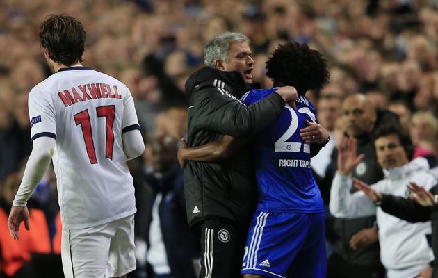 L'entraîneur de Chelsea, Jose Mourinho, enlace son milieu de terrain, Willian, sur la ligne de touche dans la dernière minute du quart de finale retour de la Ligue des champions face au PSG, le 8 avril 2014 à Stamford Bridge [ / AFP]