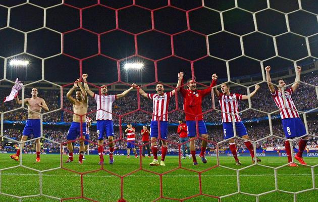 Les joueurs de l'Atletico Madrid célèbrent leur qualification en demi- finale de la Ligue des champions après leur victoire face au FC Barcelone en 1/4 de finale retour à Madrid [ / AFP]