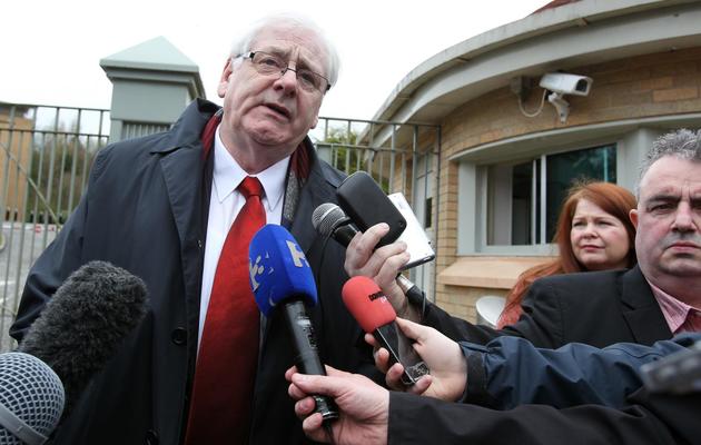 Michael Gallagher, dont le fils Aidan a été tué lors de l'attentat d'Omagh, parle aux médias devant le tribunal de Dungannon le 11 avril 2014 [Peter Muhly / AFP]