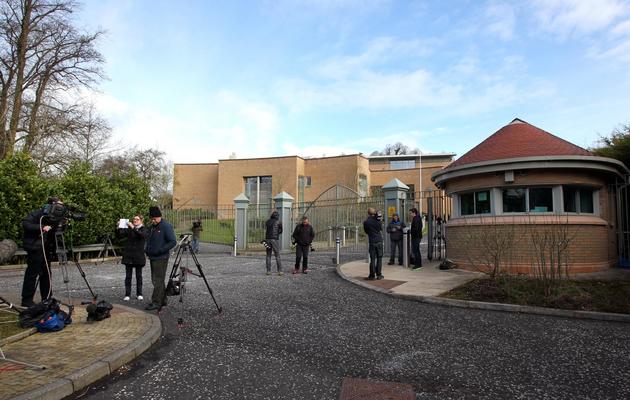 Des journalistes attendent devant le tribunal de Dungannon, en Irlande du Nord le 11 avril 2014, où le républicain Seamus Daly a comparu [Peter Muhly / AFP]