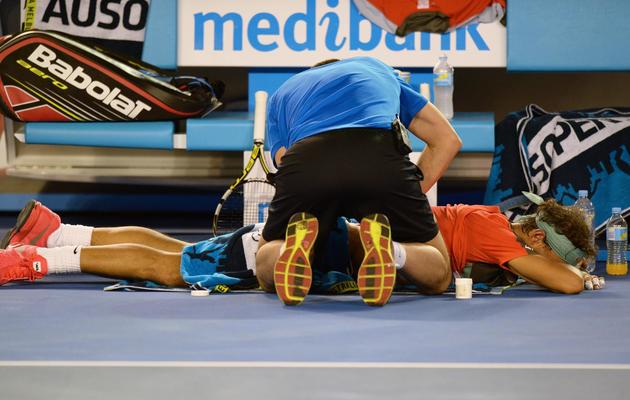 L'Espagnol Rafael Nadal est soigné pour des douleurs au dos, lors de sa finale face au Suisse Stanislas Wawrinka, le 26 janvier 2014 à Melbourne [Greg Wood / AFP]