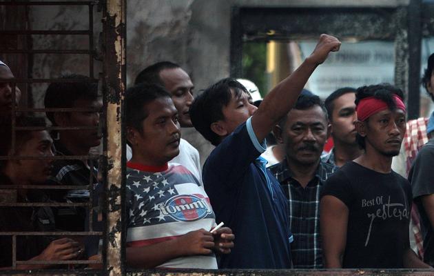 Des prisonniers indonésiens le 12 juillet 2013 dans un centre pénitentiaire à Medan où a eu lieu une mutinerie [ / AFP]