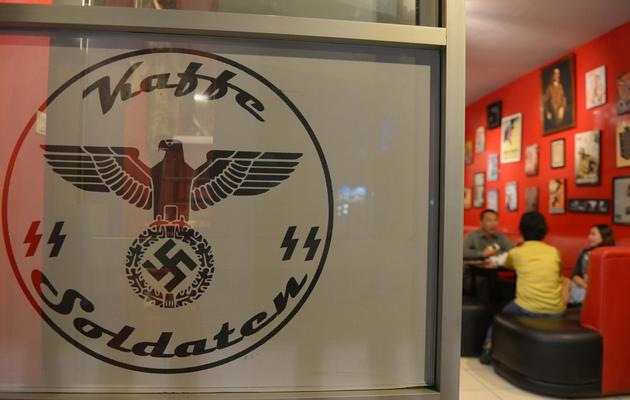 Des clients dînent à une table du "Soldaten Kaffee", un café d'inspiration nazie, le 16 juillet 2013 à Bandung en Indonésie [Adek Berry / AFP]