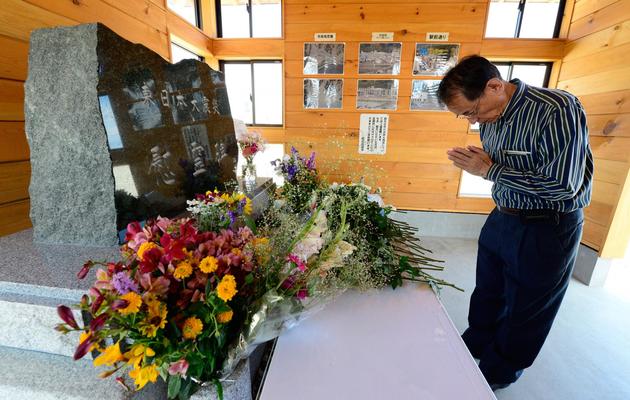 Un touriste prie pour les victimes du tsunami de 2011 à Rikuzentakata le 20 juillet 2013 [Toru Yamanaka / AFP]