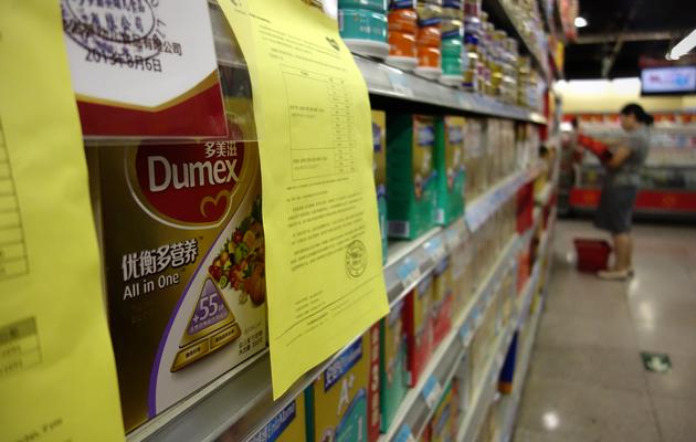 Un boîte de lait infantile Dumex, filiale de Danone, dans un supermarché de Pékin le 7 août 2013 [Wang Zhao / AFP]