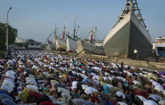 Des musulmans indonésiens lors de la prière matinale marquant la fin du ramadan, le 8 août 2013 à Jakarta [Romeo gacad / AFP]