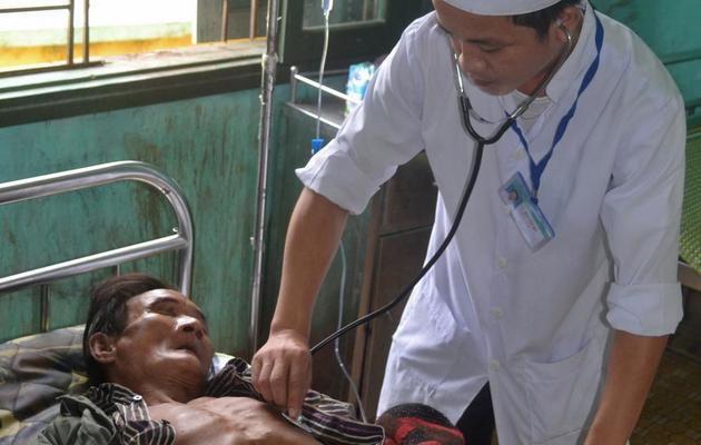 Ho Van Thanh, un Vietnamien de 82 ans qui aurait  vécu pendant quarante ans dans la jungle, examiné par un médecin le 8 août 2013 [AFP / AFP]