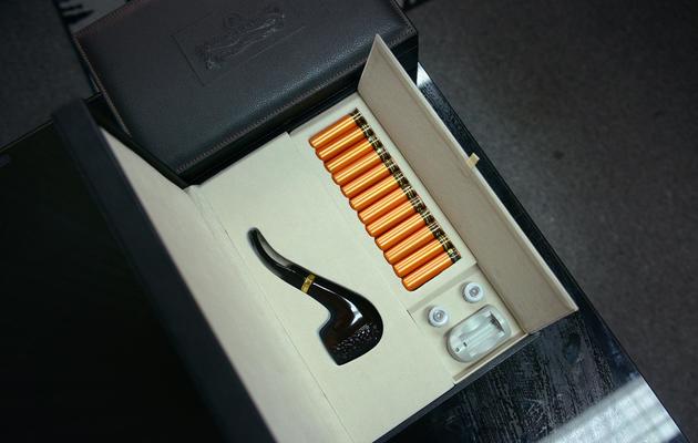 Si l'idée d'une cigarette "électrique" remonte aux années 60 aux États-Unis, Hon Lik est généralement reconnu comme le premier à avoir développé et commercialisé une version fiable [Wang Zhao / AFP/Archives]