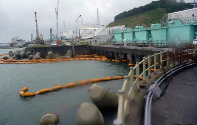 Photo fournie le 26 septembre 2013 par Tepco du barrage (bouées oranges) autour de l'un des réservoirs de la centrale de Fukushima [ / Tepco/AFP]