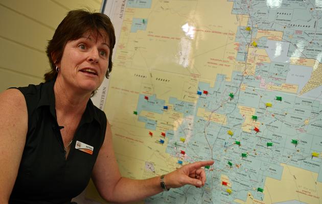 Mel Phillips, principale adjointe de l'"Alice Springs School of the Air", montre les zones reculées habitées par ses élèves, le 10 octobre 2013 [Greg Wood / AFP]