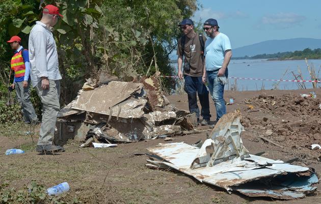Des enquêteurs français inspectent les lieux du crash d'un ATR-72, le 19 octobre 2013 à Paksé, au Laos [Pornchai Kittiwongsakul / AFP/Archives]