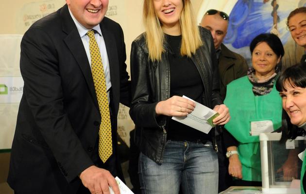 Guiorgui Margvelachvili et sa fille Anna dans un bureau de vote le 27 octobre 2013 à Tbilissi [Vano Shlamov / AFP]