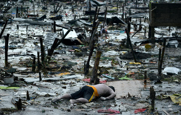 Le corps d'un homme gît à Tacloban, le 10 novembre 2013 [Noel Celis / AFP]