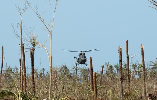 Un hélicoptère transportant de l'aide d'urgence s'apprête à se poser près de la ville de Guiuan, ravagée par le typhon Haiyan, le 11 novembre 2013 [Ted Aljibe / AFP]