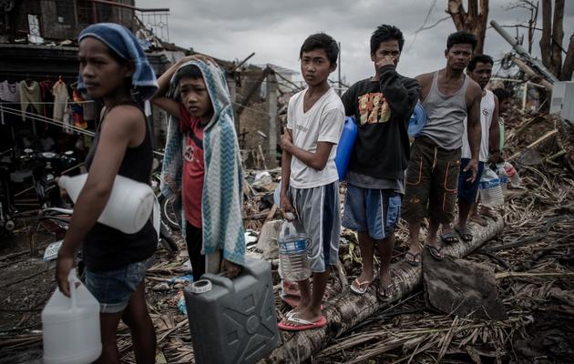 Des survivants en file d'attente pour de l'eau potable le 17 novembre 2013 à Tacloban [Philippe Lopez / AFP]