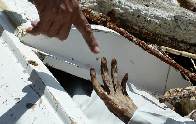 La main d'un cadavre deterré par la violence du typhon Haiyan, dans le cimetière de Hernani, le 18 novembre 2013 aux Philippines [Ted Aljibe / AFP]