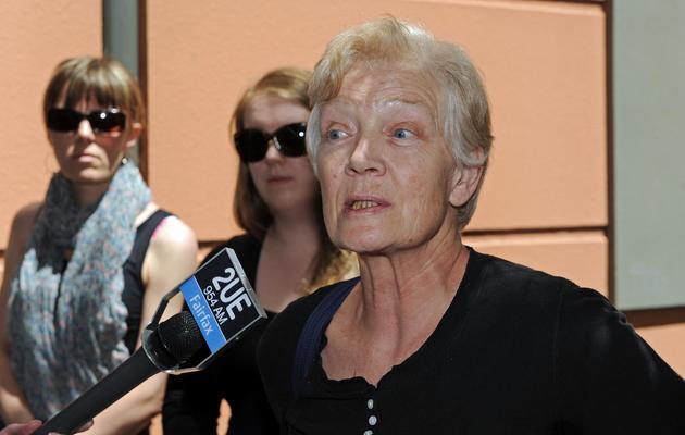 Christine Russel (d), la femme du militant australien de Greenpeace, Colin Russell, fait une déclaration à la presse, le 28 novembre 2013 à Sydney [Greg Wood / AFP]