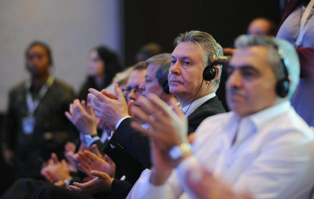 Le commissaire européen Karel De Gucht (2e d) applaudit après l'accord final conclu par l'OMC, le 7 décembre 2013 à Nusa Dua, sur l'île indonésienne de Bali [Sonny Tumbelaka / AFP]