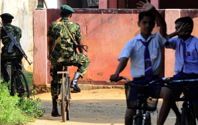 Des soldats patrouillent dans une rue de Jaffna, au nord du Sri Lanka [Ishara S. Kodikara / AFP]