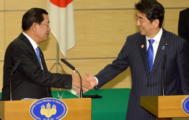 Le Premier ministre japonais Shinzo Abe (D) et son homologue cambodgien Samdech Hun Sen à Tokyo le 15 décembre 2013 [Toshifumi Kitamura / Pool/AFP]