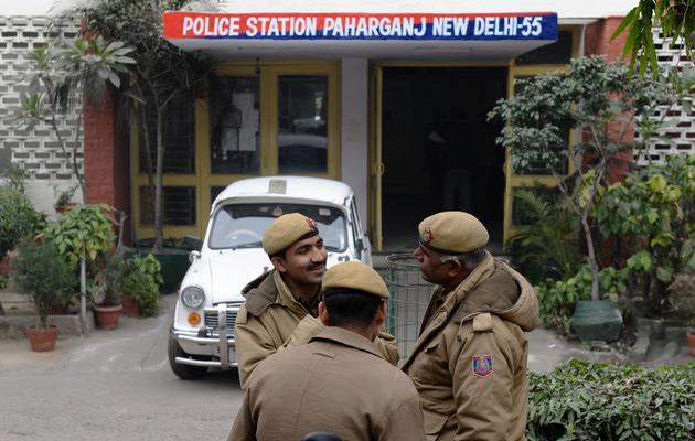 Des policiers devant le commissariat de Paharganj, le 14 janvier 2014 à New Delhi, en Inde [Sajjad Hussain / AFP]