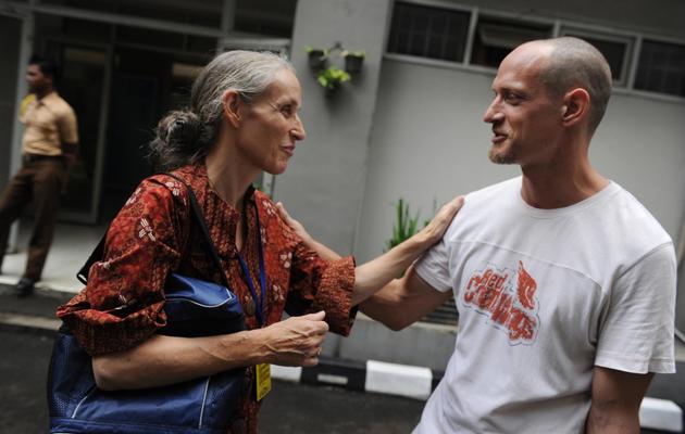 Le Français Michaël Blanc et sa mère, Hélène Le Touzey, à la prison de Cipinang, le 19 avril 2011 à Jakarta [Romeo Gacad / AFP/Archives]