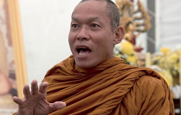 Le moine bouddhiste Luang Pu Buddha Issara parle à la presse, lors d'un rassemblement de l'opposition contre le gouvernement thaïlandais, le 23 janvier 2014 à Bangkok [Pornchai Kittiwongsakul / AFP]