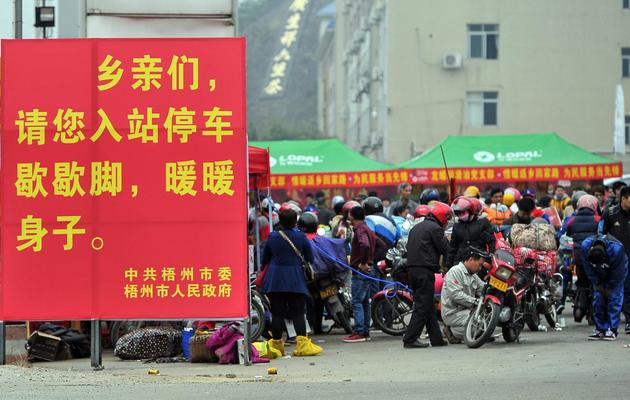 Des motards chinois se reposent lors d'une escale à Wuzhou le 25 janvier 2014 [ / AFP]