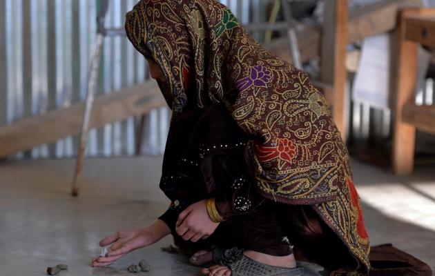 Photo de Saneeda, une jeune fille pakistanaise qui a échappé au mariage forcé, prise dans le Nord-Ouest du pays le 12 décembre 2013 [Aamir Qureshi / AFP/Archives]