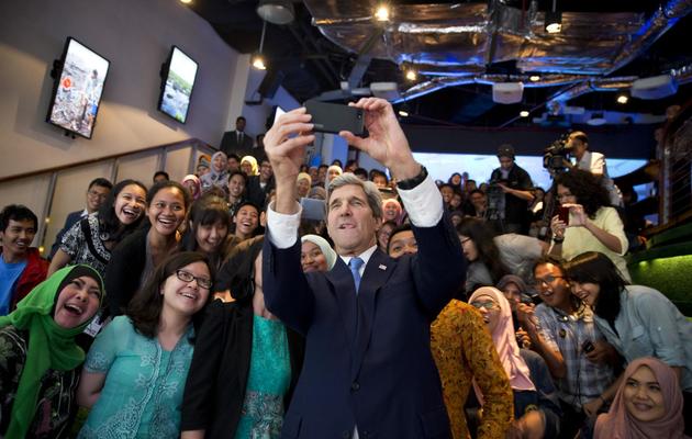 Le secrétaire d'Etat américain John Kerry prend une photo avec des étudiants avant de prononcer un discours sur le climat à Jakarta, le 16 février 2014 [Evan Vucci / Pool/AFP]