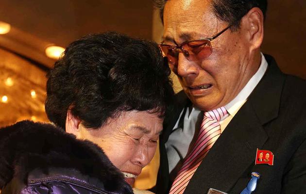 Retrouvailles lors d'une réunion de familles séparées par la guerre, le 21 février 2014 au Mont Kumgang, en Corée du Nord [ / Yonhap/AFP]