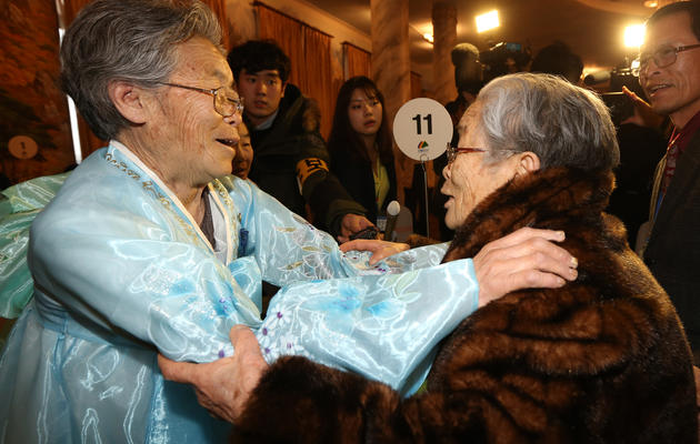 Retrouvailles entre deux soeurs lors d'une réunion de familles séparées par la guerre, le 21 février 2014 au Mont Kumgang, en Corée du Nord [ / Yonhap/AFP]
