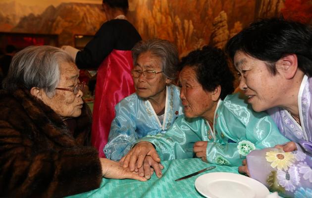 Des soeurs et une nièce se retrouvent lors d'une réunion de familles séparées par la guerre, le 21 février 2014 au Mont Kumgang, en Corée du Nord [ / Yonhap/AFP]