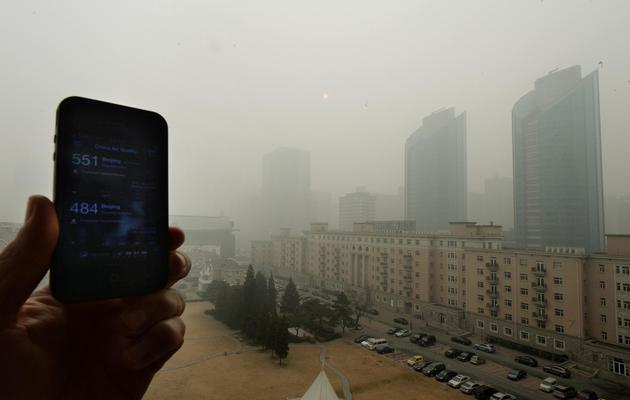 Mesure de l'indice de pollution sur un smartphone, le 26 février 2014 à Pékin [Mark Ralston / AFP]