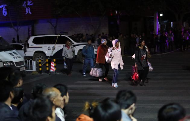 Des voyageurs quittent la gare de Kunming, capitale de la province du Yunnan, cible d'un attentat le 2mars 2014 [- / AFP]