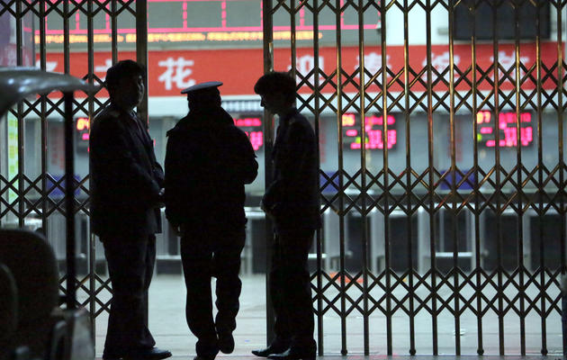 Des policiers à l'entrée de la gare de Kunming, capitale de la province du Yunnan après un attentat le 2 mars 2014 [-  / AFP]