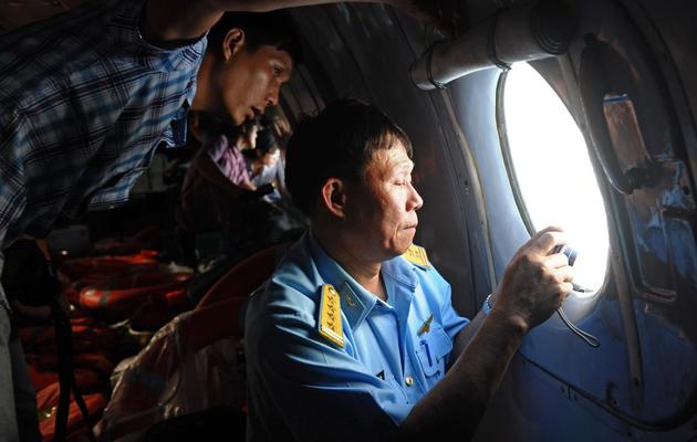 Un officier vietnamien effectue des repérages aériens pour chercher des traces du Boeing disparu de Malaysia Airlines le 9 mars 2014 [Hoang Dinh Nam / AFP]