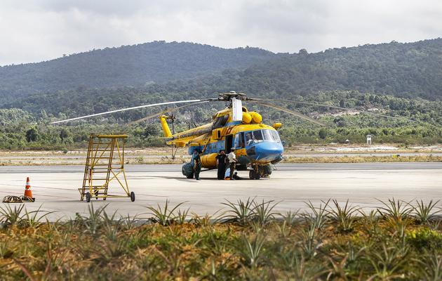 Un hélicoptère militaire vietnamien s'apprête à prendre son envol pour des repérages aériens en vue de retrouver le Boeing disparu de Malaysia Airlines, sur l'île de Phu Quoc le 10 mars 2014 [Le Quang Nhat / AFP]