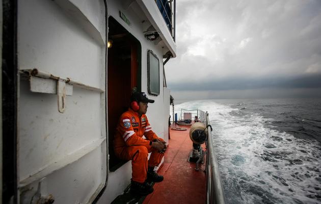 Un sauveteur indonésien lors des recherches le 15 mars 2014 dans la mer Andaman [Chaideer Mahyuddin  / AFP]