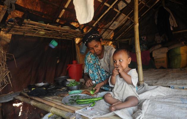 Musulmans à l'intérieur d'un camp pour personnes déplacées dans un faubourg de Sittwe, dans l'ouest de la Birmanie, le 30 mars 2014 [Soe Than Win / AFP]