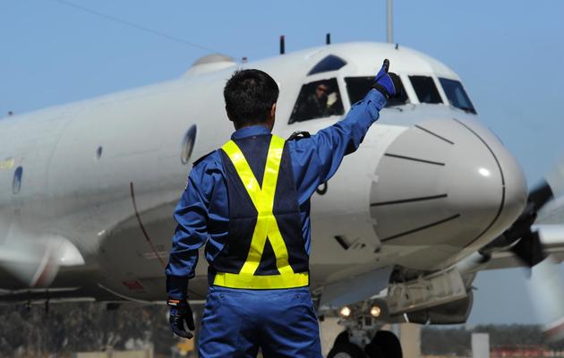 Un avion de l'aviation japonaise s'apprête à quitter la base de Pearce, pres de Perth, en Australie, pour reprendre les recherches dans l'océan Indien, le 2 avril 2014 [Greg Wood / AFP]