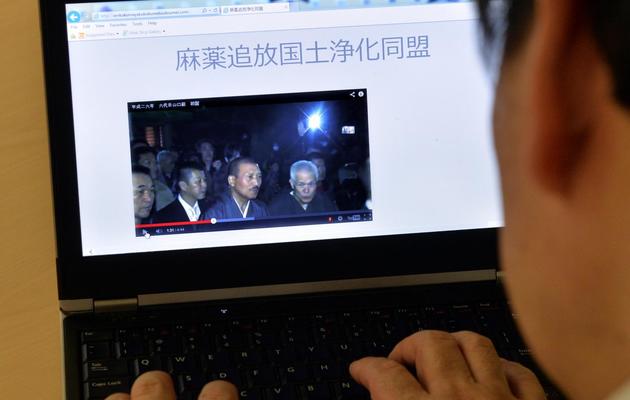 Un homme visite le site internet créé par le principal clan yakuza, le 2 avril 2014 à Tokyo [Yoshikazu Tsuno / AFP]