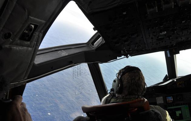 A bord d'un appareil de l'armée de l'air néo-zélandaise survolant l'océan Indien, le 1er avril 2014 [Kim Christian / POOL/AFP]