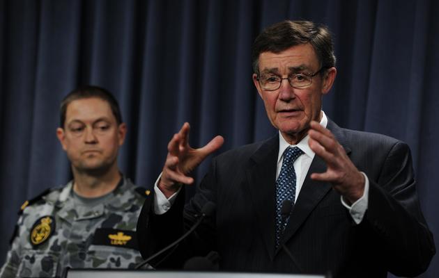 Angus Houston (d), ancien chef des armées australiennes et coordinateur des recherches pour retrouver le Boeing disparu du vol MH370 de la Malaysia Airlines, le 7 avril 2014 à Perth, en Australie [Greg Wood / AFP]