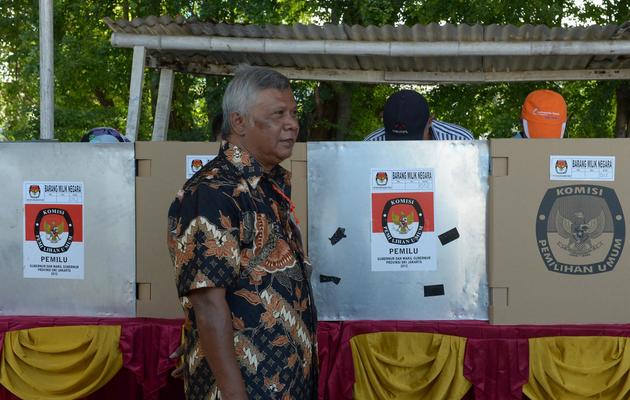 Des électeurs choisissent dans les isoloirs leurs candidats, à Jakarta le 9 avril 2014 [Adek Berry / AFP]