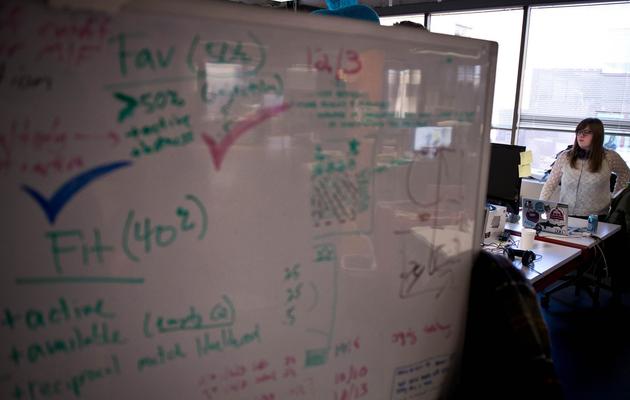 Une employée de l'application mobile de rencontre Hinge à la recherche de la formule mathématique du coup de foudre, à Washington le 11 février 2014 [Mladen Antonov / AFP]