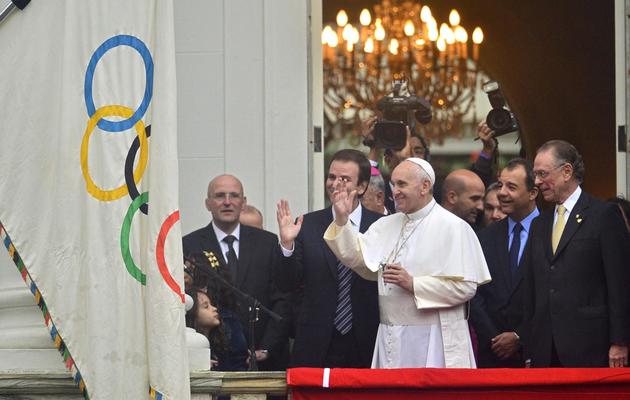 Le pape François bénit le drapeau olympique à l'Hôtel de ville de Rio de Janeiro, le 25 juillet 2013  [Chistophe Simon / AFP]
