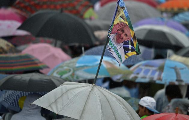 La foule des fidèles accueille le pape sous la pluie, lors de sa visite de la favela de Varginha, le 25 juillet 2013 [Gabriel Bouys / AFP]