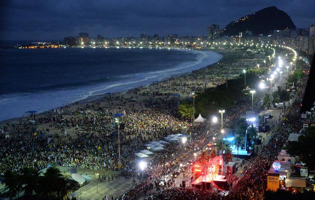 La foule des fidèles le 26 juillet 2013 sur la plage de Copacabana [Vanderlei Almeida  / AFP]
