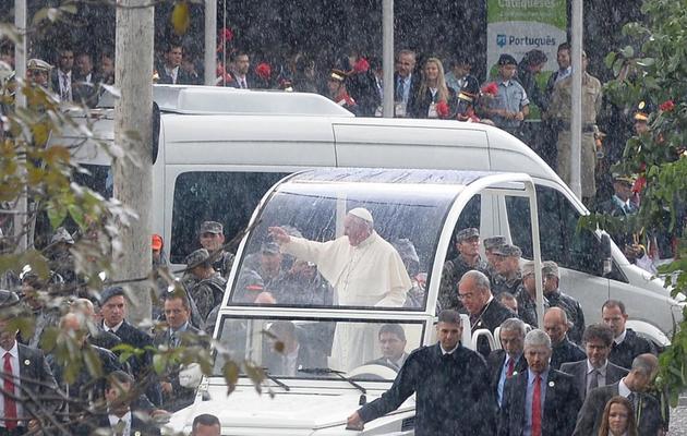 Le pape François quitte la cathédrale San Sebastiano après la messe, le 27 juillet 2013 à Rio de Janeiro [Evaristo Sa / AFP]